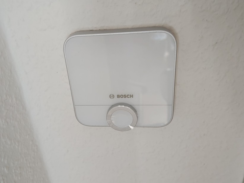 Das Bosch Raumthermostat II 230V nutzt zur Steuerung von Fußbodenheizungen die Zigbee-Funktechnik. Obwohl es damit grundsätzlich einen Hub benötigt, sind Anwender nicht auf das Bosch-Ökosystem festgelegt: Das Thermostat kann auch direkt in Home Assistant eingebunden werden.