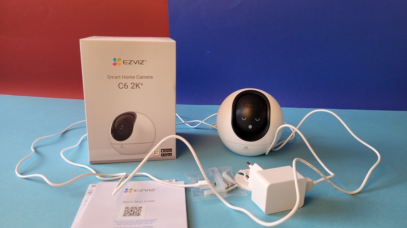 Ezviz C6 2K+: Im Lieferumfang befindet sich ein 10-Watt-USB-Netzteil inklusive eines drei Meter langen Micro-USB-Kabels.