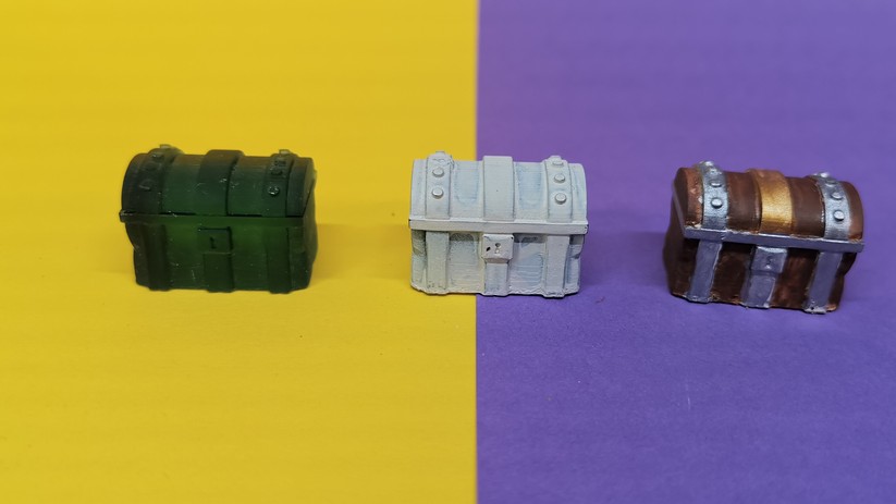 Die drei Versionen unserer Kiste, aus dem Drucker, grundiert und fertig. 