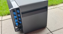 Balkonkraftwerk Priwatt Duo mit 900 Watt Solarleistung und Speicher Avocado Orbit M mit 2,11 kWh, vier MPPTs mit einer Eingangsleistung von bis zu 2600 Watt.