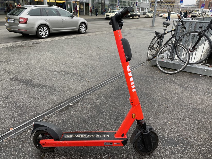 Wer den Jump-E-Roller fahren will, braucht die Uber-App.