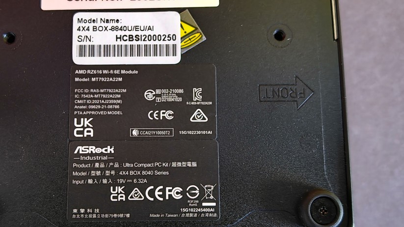 Tuxedo Nano Pro: Vier Schrauben halten die Unterseite am Gehäuse.