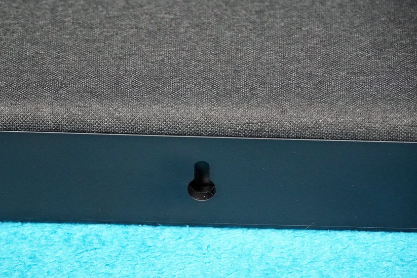 Polk React: Durch zwei Aufhängebohrungen ist die React für die Wandmontage vorbereitet.