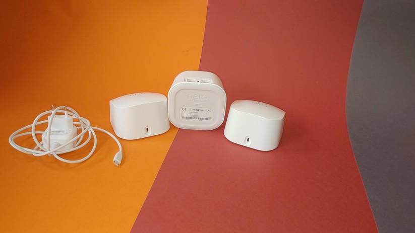 Amazon Eero 6: Im Lieferumfang sind Router, zwei Extender, USB-C-Netzteile sowie ein LAN-Kabel. 