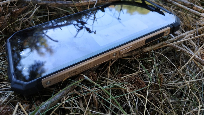 Auf der rechten Seite des Smartphones ist ein Fingerabdruckscanner untergebracht.