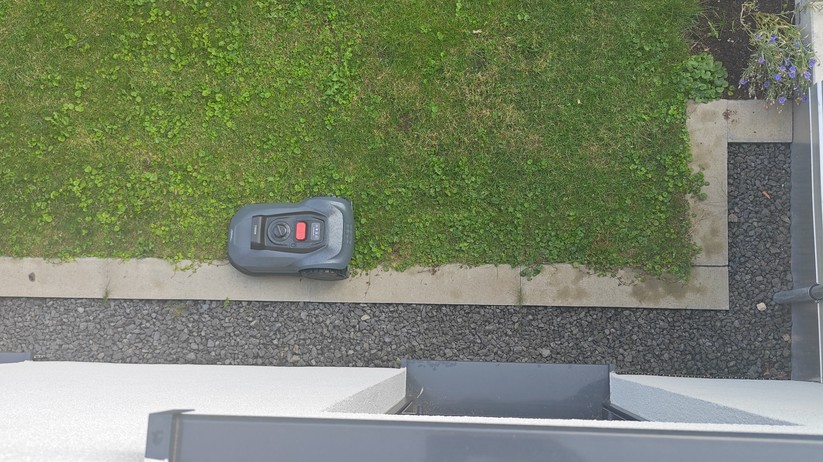 Natural Expressions Performance 7: Kamerabasierter Mähroboter mit einer Schnittbreite von 18 cm für Rasenflächen bis 500 m².