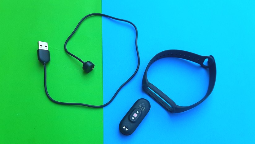 Das Mi Band 5 lässt sich noch immer herausnehmen, lädt jetzt aber endlich auch im Armband. 