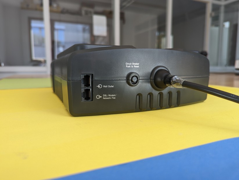 Neben dem fest verbundenen Netzkabel lassen sich RJ11- oder RJ45-Kabel einstecken: So kann die USV auch Telefon-, Fax- oder LAN-Verbindung gegen Überspannung schützen.