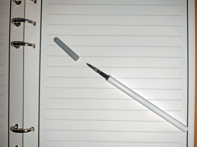 Ein wiederverwendbares Notizbuch mit kleinen Markern zum besseren Scannen.