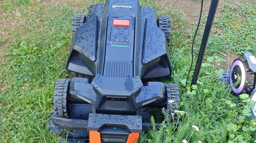 Segway Navimow X420: Großer und schwerer Allrad-Mähroboter mit RTK- und Kamera-Navigation für Rasenflächen bis 2000 m², 42 cm Schnittbreite, lenkbare Vorderräder, aber ohne Kantenschnittoptimierung.