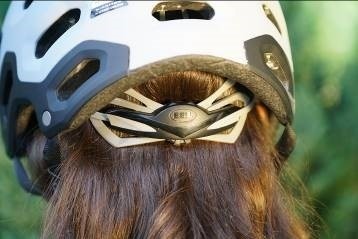 Die individuelle Kopfanpassung mittels Drehrad hat sich als Standard durchgesetzt. Es ist einfach zu bedienen, so lässt sich der Helm schnell anpassen. Die Besonderheit beim Bell Super 2 ist, dass das Öffnen durch Hochdrücken des Drehrades erfolgt. So lockert sich der Helm auch im Einsatz nicht. 