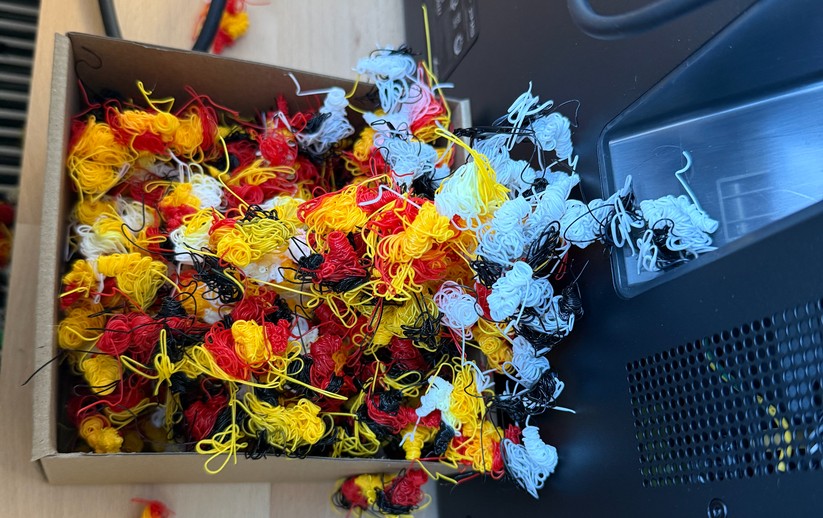 Noch einmal zum Vergleich: So sieht es hinter dem Bambu P1S aus, nachdem er das vierfarbige Benchy gedruckt hat, ...