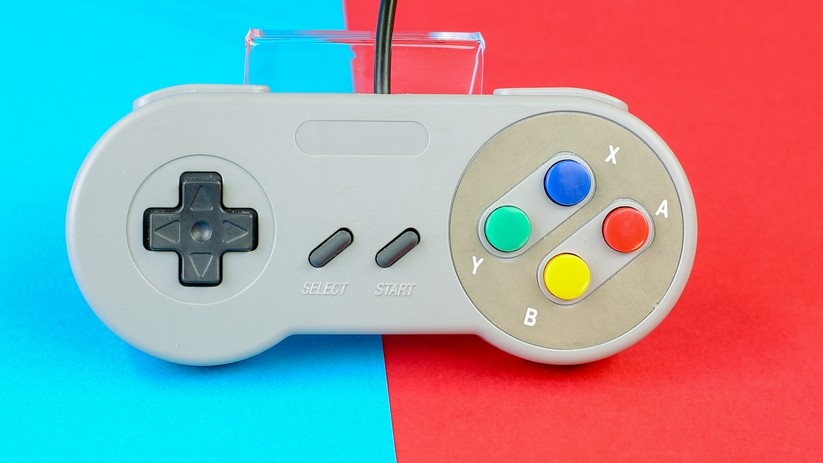 Klassisch grau: Das Gamepad klont den Super-Nintendo-Controller fast perfekt. 