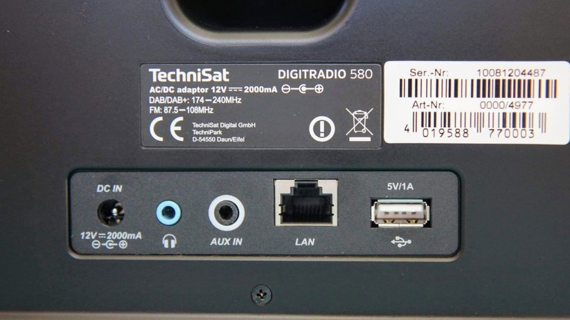 Kopfhörerausgang, Aux-Eingang, LAN-Buchse und USB-Anschluss bietet das Digitradio 580 auf der Rückseite