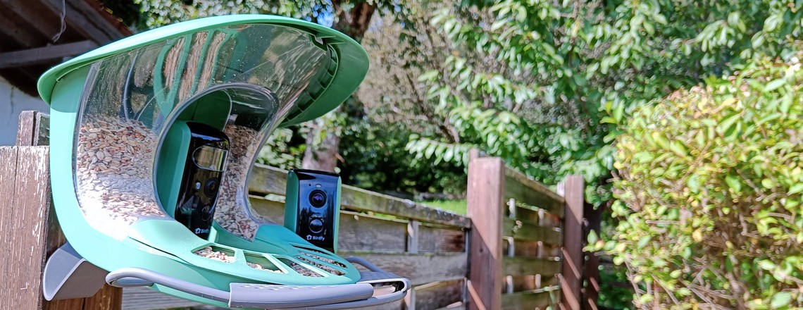 Ein Futterhaus mit Dual-Kamera und KI-Vogelerkennung.