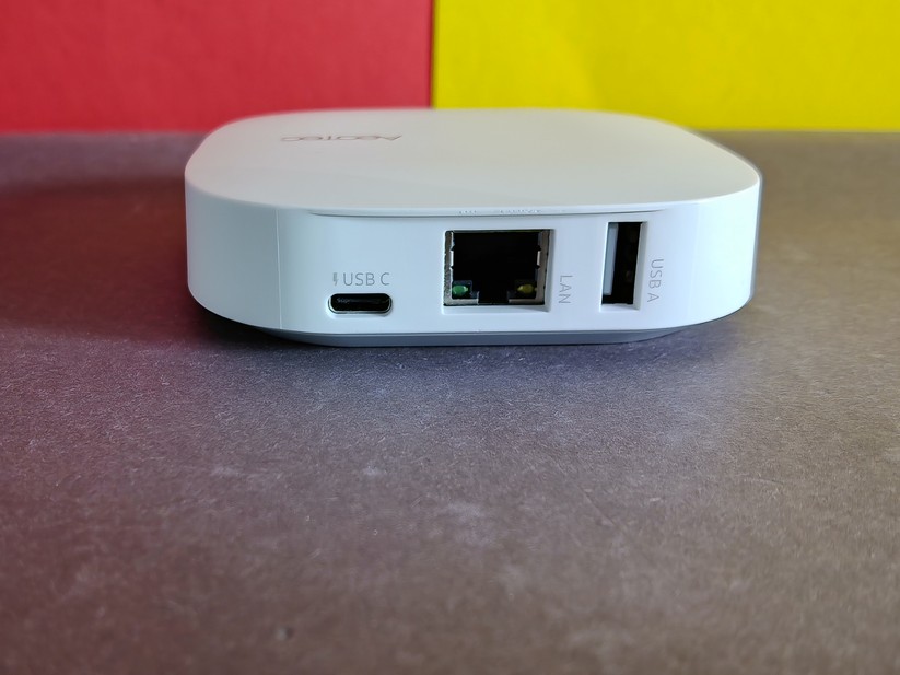 Der neue V4-Hub ist deutlich flotter als der Vorgänger V3-Hub. Außerdem bietet er mehr RAM und auch mehr Speicherplatz. Letzteres ist etwa wichtig, wenn man viele Geräte im Einsatz hat und für die lokale Ausführung entsprechende Edge-Treiber auf der Zentrale installieren möchte. Der V4-Hub unterstützt wie der Vorgänger Zigbee, Thread und Matter, verzichtet aber auf Z-Wave. 