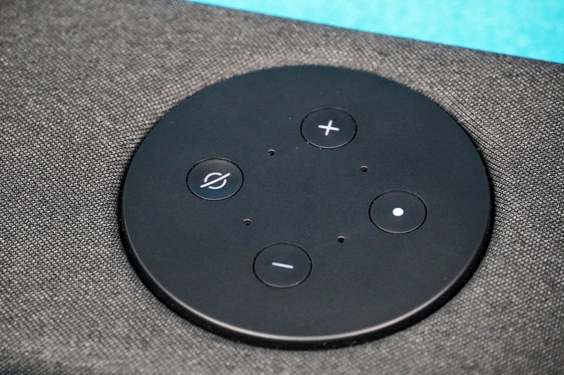 Polk React: Auf der Soundbar-Oberseite kann man das Mikrofon deaktivieren und Alexa eine Pause gönnen.