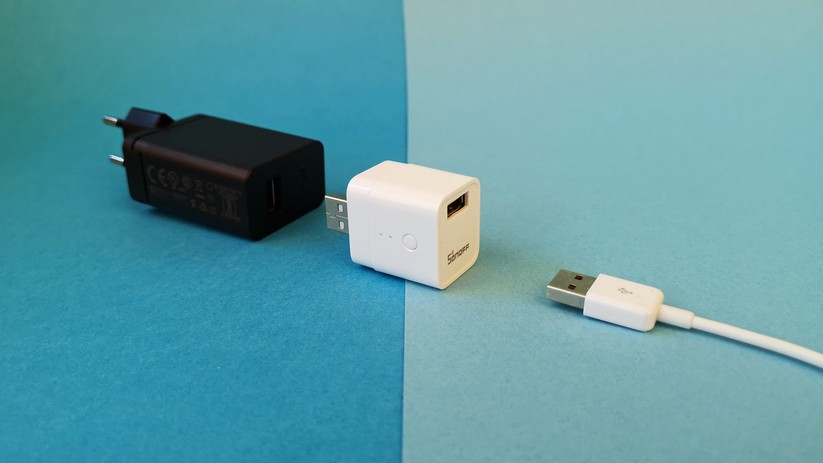 Der Adapter sitzt zwischen Netzteil und Verbraucher.