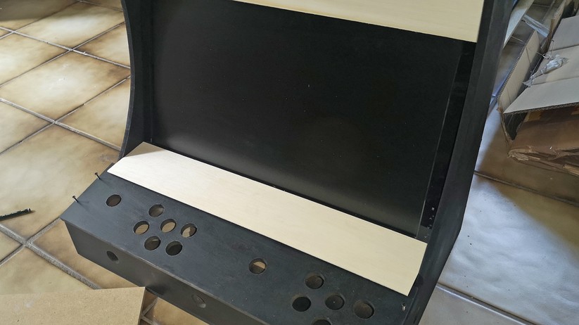Arcade-Automaten im Retro-Look: Die Blenden sind noch nicht lackiert. 