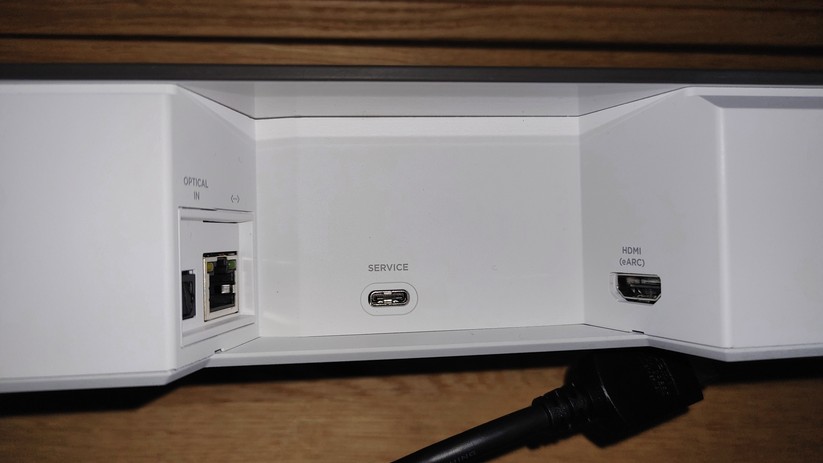An dieser Soundbar ist rechts der HDMI eARC-Anschluss und gegenüber die Steckplätze für LAN und/oder ein optisches Kabel. Der Service-Port in der Mitte ist für den Endanwender meist unbrauchbar. 