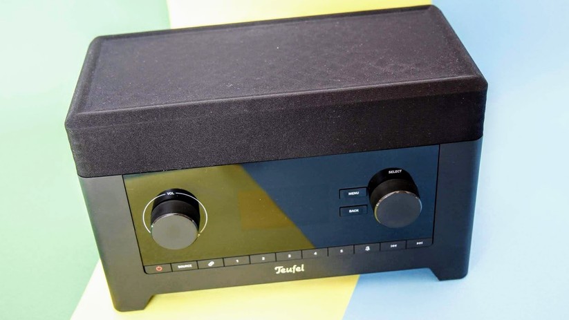 Beim Digitalradio 3sixty stehen zwei Drehregler sowie 13 Taster für die Bedienung bereit.