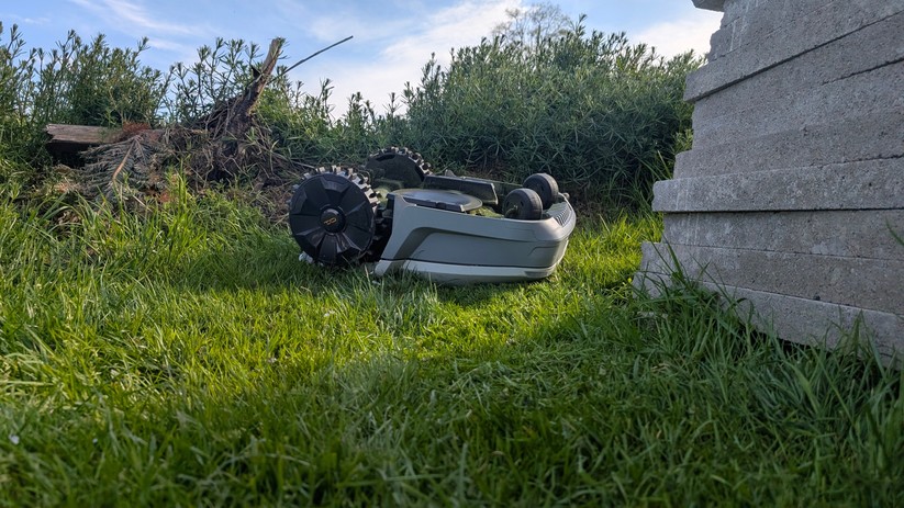  Hier haben wir den Mähroboter nicht absichtlich umgeworfen. Stattdessen ist er auf einen Haufen Pflanzenabfall aufgefahren, hat derart Gas gegeben, dass er sich dann überschlagen hat und umgedreht auf dem Boden gelandet ist. Ab dann hat er durchgehend "Be careful, blade" gesagt.