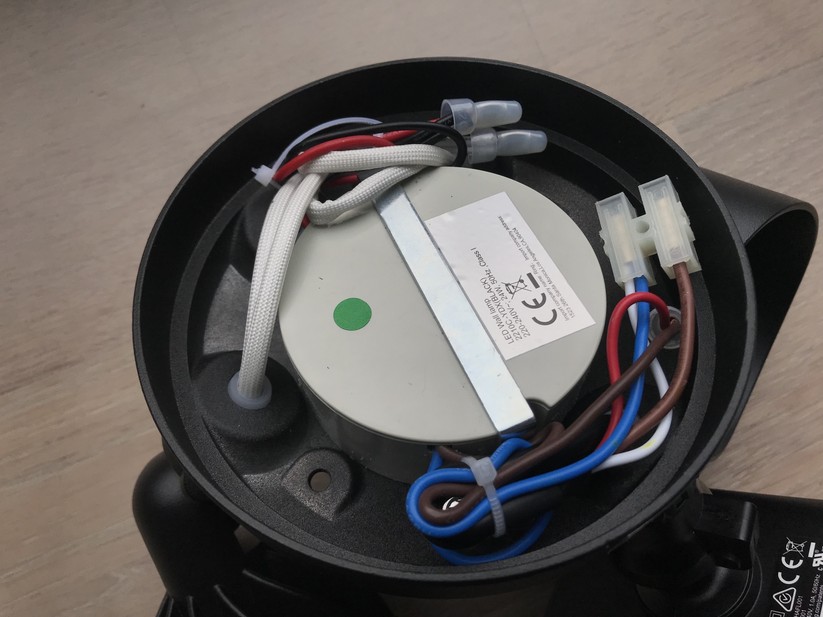 Der Anschluss erfolgt über eine Lüsterklemme unter der Bodenplatte. Netzwerk- oder Videokabel sind nicht nötig, die Floodlight benötigt nur Strom und ein WLAN-Netz in Reichweite.