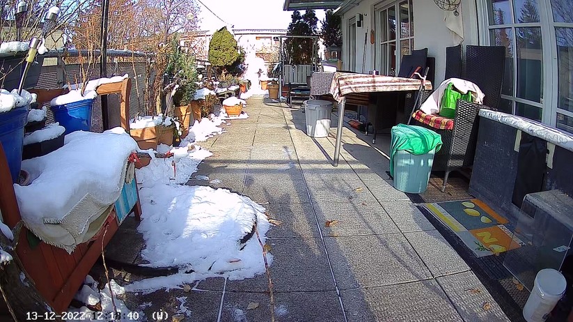 Ezviz EB3: Die Tagesaufnahme bietet keinen hohen Dynamikumfang. Die Satelliten-Schüssel im Hintergrund ist praktisch nicht zu erkennen.