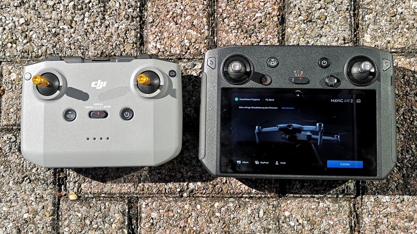 Der originale Mavic-Air-2-Sender neben dem kompatiblen DJI Smart-Controller.