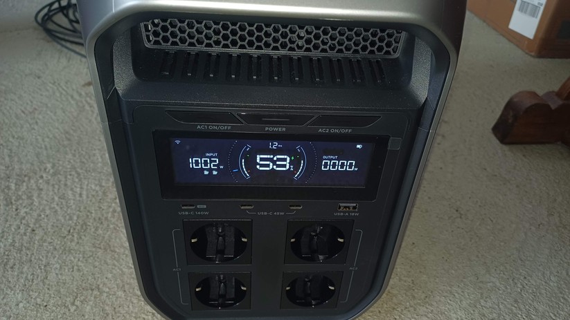  Vier AC-Ausgänge mit maximal 3000 Watt und vier USB-Ausgänge mit bis zu 140 Watt