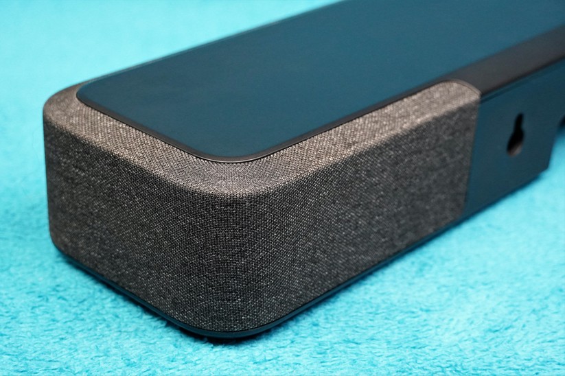 Denon Home Sound Bar 550: Der Lautsprecher ist in hochwertigen Akustikstoff eingeschlagen.