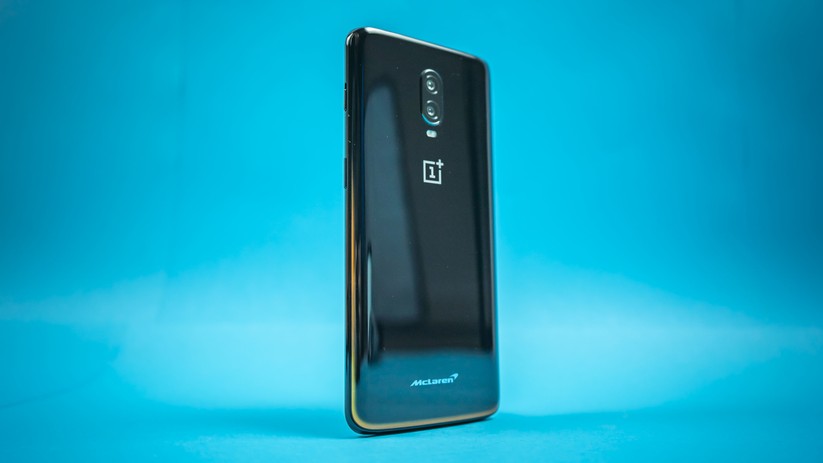 Unter dem Glasrücken des Smartphones befindet sich ein Kohlefaser-Look