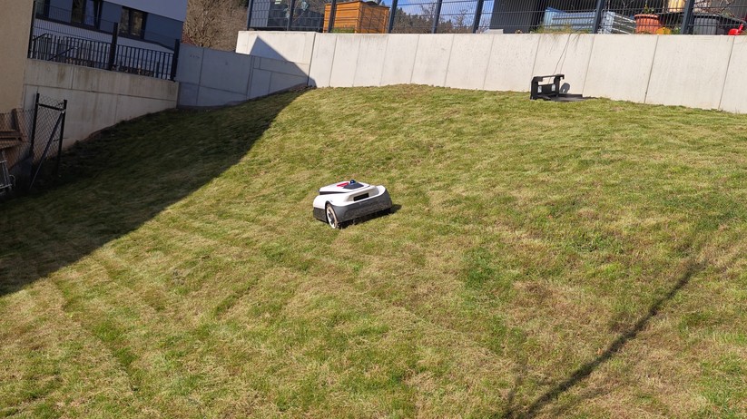  Dank eines Dual-Lidar-Navigationssystems kommt Ecovacs’ Spitzenmodell ohne Satellitennavigation und Begrenzungsdraht aus. 
