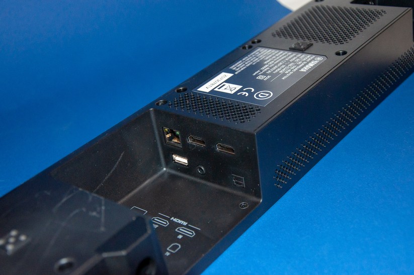 Die Anschlüsse an der Soundbar sind relativ wenig, alle notwendigen sind aber da. 