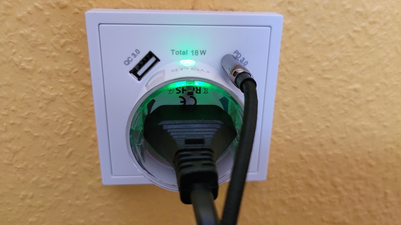 Dank der kompakten Bauform verdecken die Modelle von Shelly und Nous nicht die Anschlüsse einer USB-Steckdose.