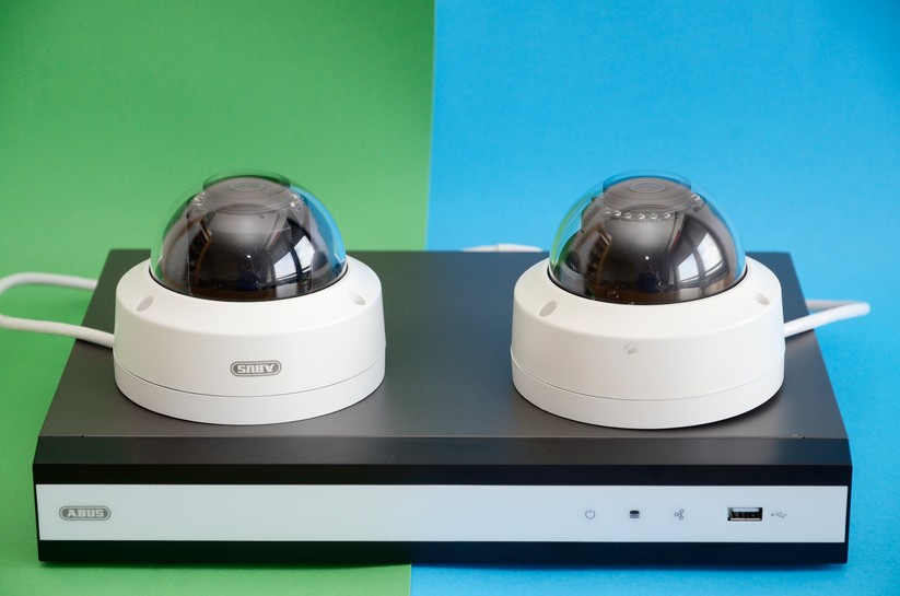 Zum Set gehören eine Netzwerkrekorder samt 1-TByte-Festplatte und zwei Dome-IP-Kameras. 