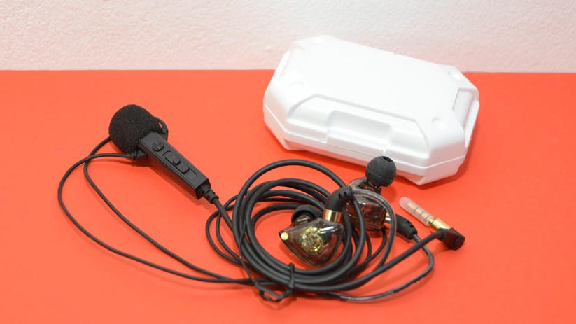 Der Preis dieser Kopfhörer ist niedrig, der Preis ist ok. Das Mikrofon der Sportkopfhörer ist allerdings monströs groß.