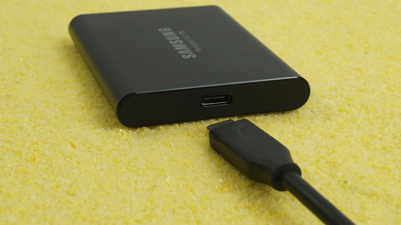 Der USB-Port ist mittig in der Gehäusefront verbaut.