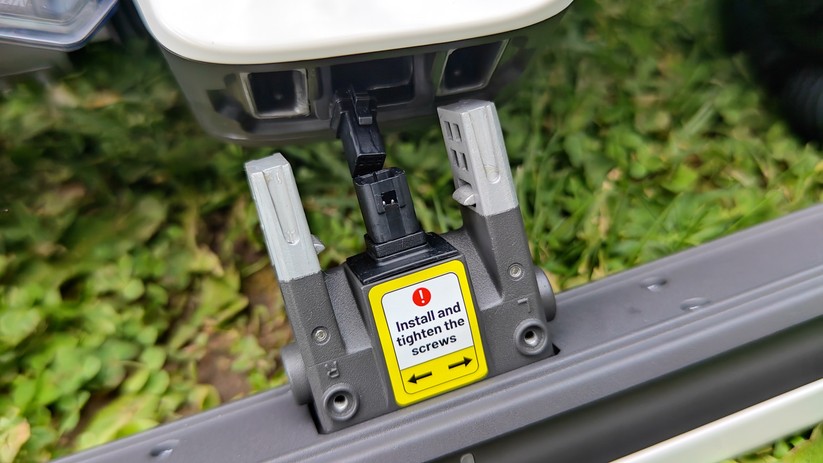 Vor der Einrichtung muss man zunächst den Front-Bumper sowie die orangefarbenen Seitenschweller montieren, was dank der detaillierten Beschreibung nach wenigen Minuten erledigt ist. 