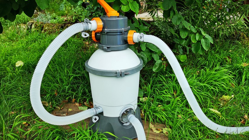 Unser Filter wird bei Regen mit einer Plane abgedeckt.