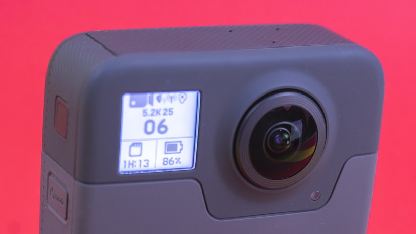 Die GoPro Fusion besitzt ein kleines Display für die Darstellung von Informationen.