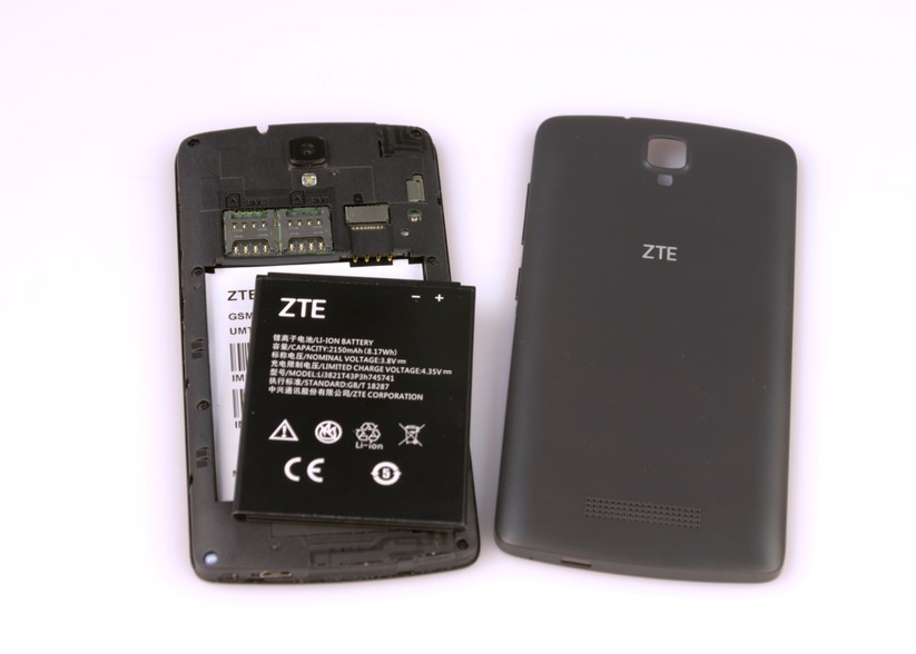 Der Akku ist austauschbar. Darüber befinden sich die Einschübe für SIM-Karten und eine Micro-SD-Karte.