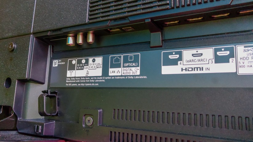 Die Anschlüsse am unteren Ende des TVs. 