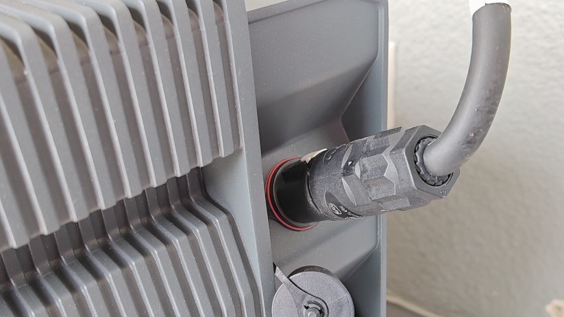 Solakon One: Der in Zusammenarbeit mit FOX Ess entwickelte Speicher bietet vier MPPTs mit einer Eingangsleistung von 2600 Watt, kann mit bis zu 1200 Watt per Stromnetz geladen werden und bietet eine Notstromsteckdose mit 2200 Watt bei Netzanschluss und 1200 Watt im Inselbetrieb. An Schnittstellen bietet Solakon One Bluetooth, LAN und WLAN.