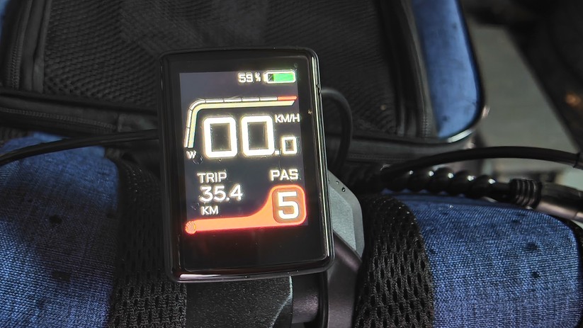 Engwe LE20. Nach 35 km in hügligem Gelände mit höchster Unterstützungsstufe und einem Fahrergewicht von 90 kg zeigt der Akku noch eine Restkapazität von 59 %.