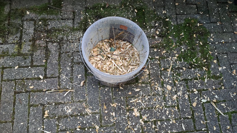 Äste bis 40mm Durchmesser verarbeitet das Gerät im Handumdrehen in Holzspäne.