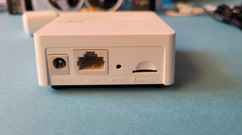 TP-Link Tapo C420S2: Der Hub Tapo H200 muss über ein Ethernetkabel mit dem Router verbunden werden.