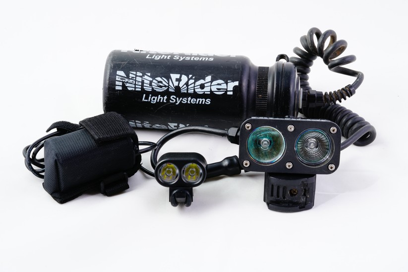 20 Jahre Fortschritt bei Akkulampen. Die alte NiteRider mit Halogentechnik und Metall Akkus wog über 1,2 Kilogramm und die Leuchtdauer war mit knapp 1,5 Stunden eher knapp. Ganz abgesehen von der Hitzeentwicklung der Halogenbirnen. Im Vergleich wiegt eine neue, effiziente LED-Stirnlampe inklusive Akkupack rund 260 Gramm. Und dabei sind die Leistungsdaten deutlich besser, was Lichtausbeute und Leuchtdauer betrifft. Diese beiden Leuchten sind allerdings nicht StVZO-konform. Eignen sich aber gut als Offroad-Zusatzbeleuchtung.