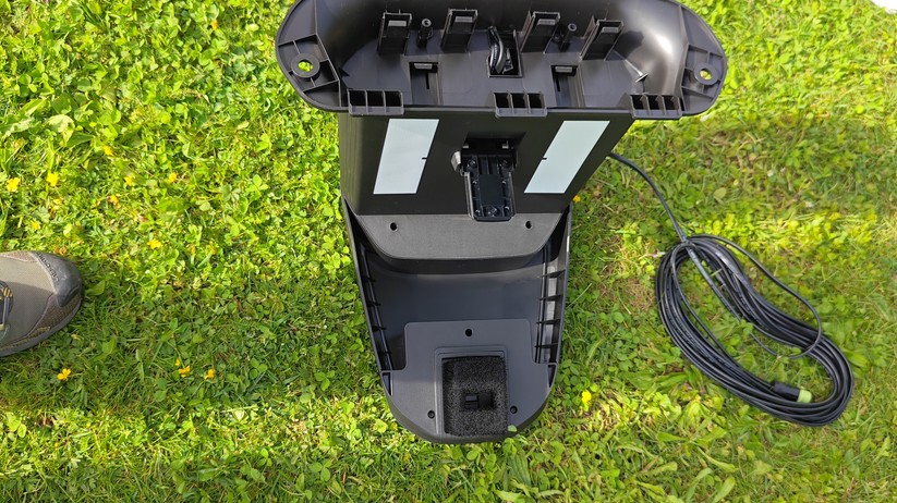 Mova Lidax Ultra 1000 AWD: Lidar-Mähroboter mit 40 cm Schnittbreite und 243 Wh-Akku. Das schwimmende Mähdeck wird beim Randmähen seitlich ausgefahren, sodass im optimalen Fall nur ein Rand von unter 5 cm ungemäht bleibt. Etwas Nacharbeit mit einem Rasentrimmer ist also an Rändern nötig.