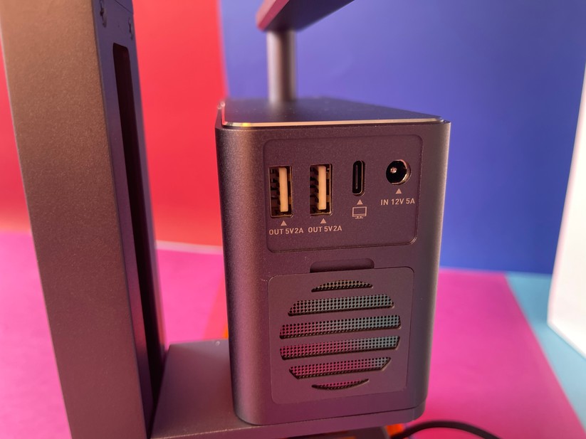 Der Aufbau ist durchdacht. Über den Rundstecker wird der Laserpecker mit Strom versorgt, über die beiden USB-Ports wird das Zubehör – in diesem Fall der motorisierte Standfuß und die Abdeckung mit Lüfter – angeschlossen. Der USB-C-Port ist der Datenanschluss für den Computer, wenn man die LaserPecker-Desktop-Anwendung benutzen möchte.